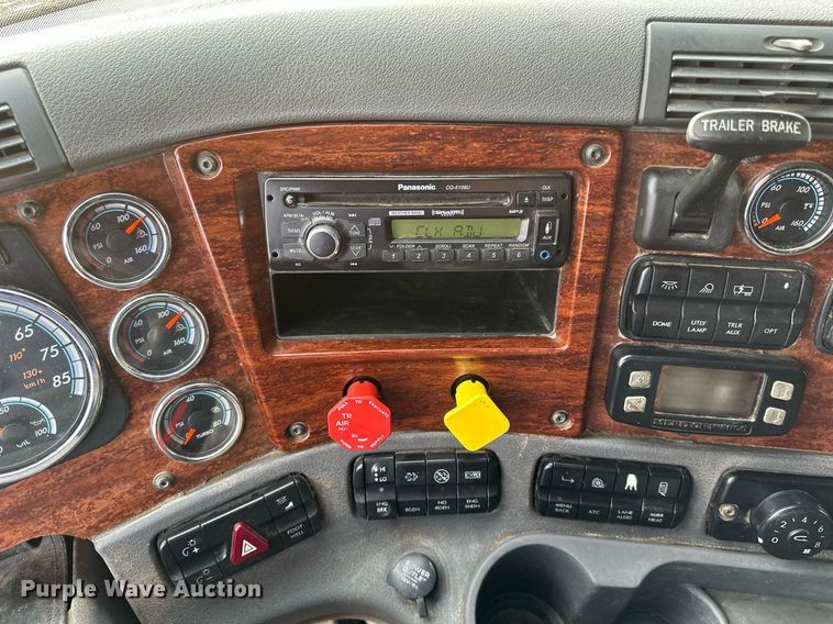 image for item DV0608 2015 Freightliner Cascadia 125 semi truck