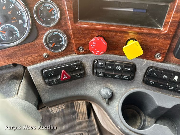 image for item DV0608 2015 Freightliner Cascadia 125 semi truck