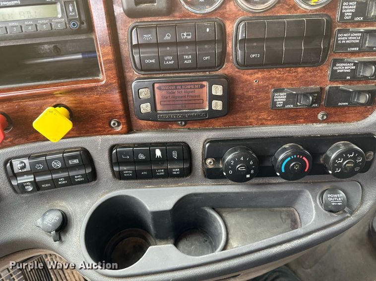 image for item DV0608 2015 Freightliner Cascadia 125 semi truck