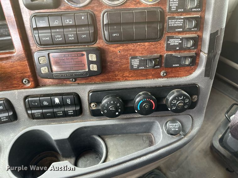 image for item DV0608 2015 Freightliner Cascadia 125 semi truck