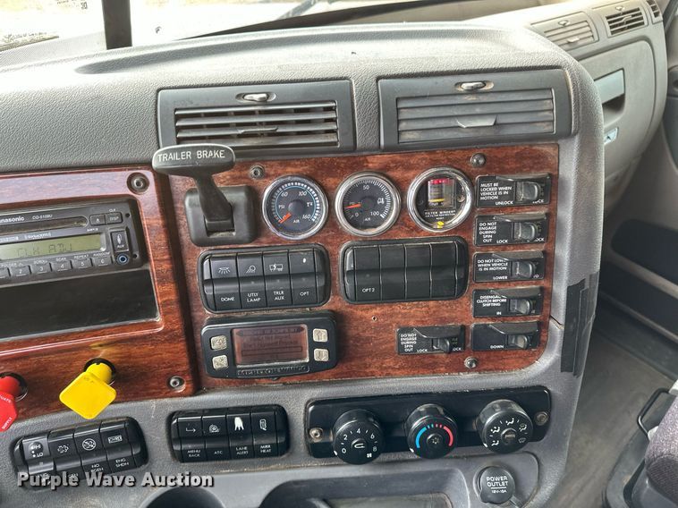 image for item DV0608 2015 Freightliner Cascadia 125 semi truck