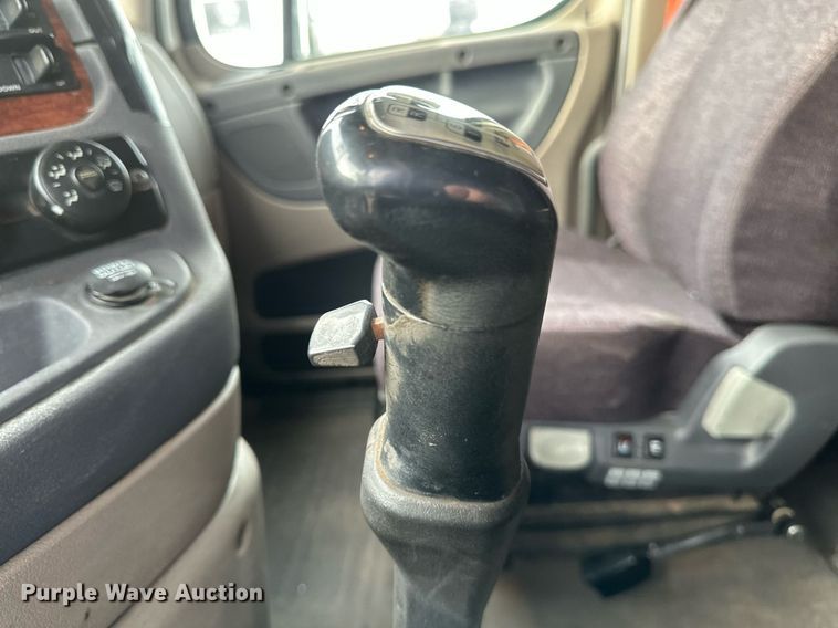 image for item DV0608 2015 Freightliner Cascadia 125 semi truck