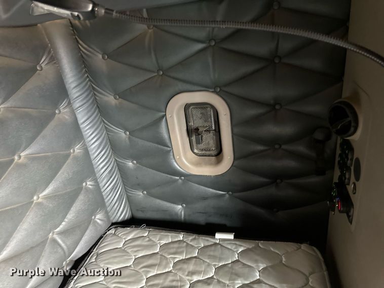 image for item DV0608 2015 Freightliner Cascadia 125 semi truck