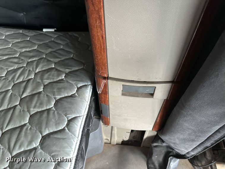 image for item DV0608 2015 Freightliner Cascadia 125 semi truck