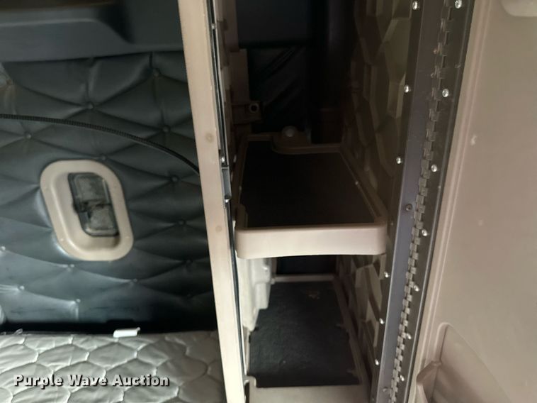 image for item DV0608 2015 Freightliner Cascadia 125 semi truck