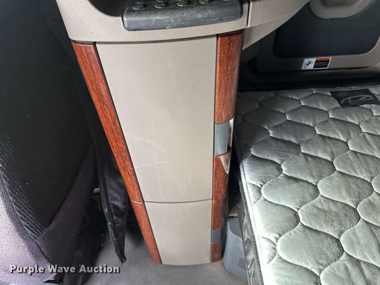 image for item DV0608 2015 Freightliner Cascadia 125 semi truck