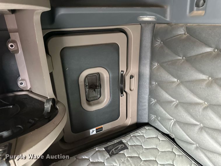 image for item DV0608 2015 Freightliner Cascadia 125 semi truck