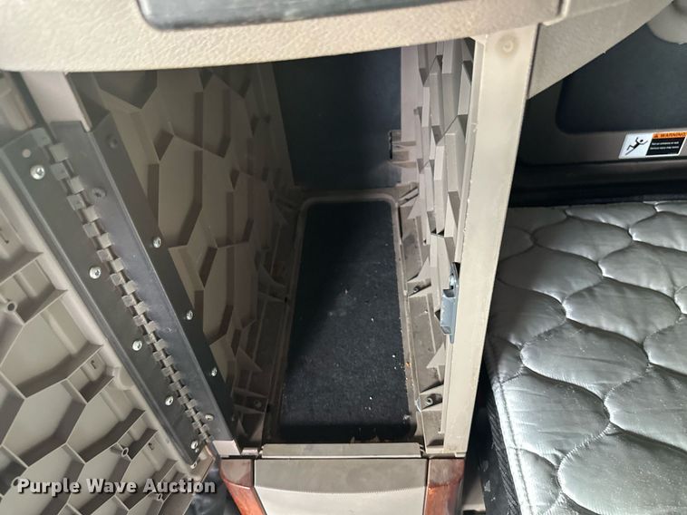 image for item DV0608 2015 Freightliner Cascadia 125 semi truck