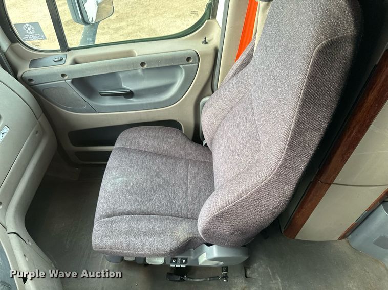 image for item DV0608 2015 Freightliner Cascadia 125 semi truck