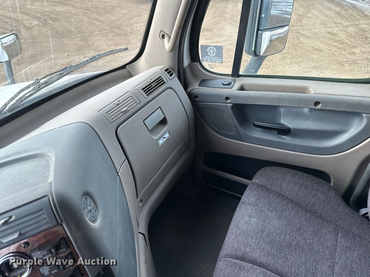 image for item DV0608 2015 Freightliner Cascadia 125 semi truck