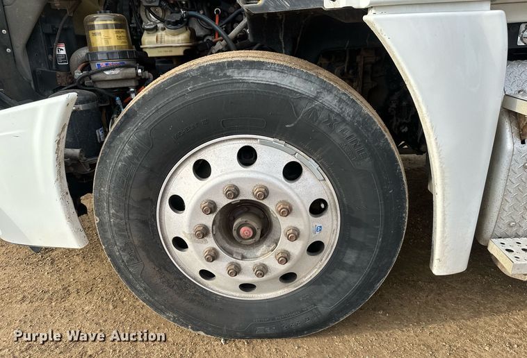 image for item DV0608 2015 Freightliner Cascadia 125 semi truck