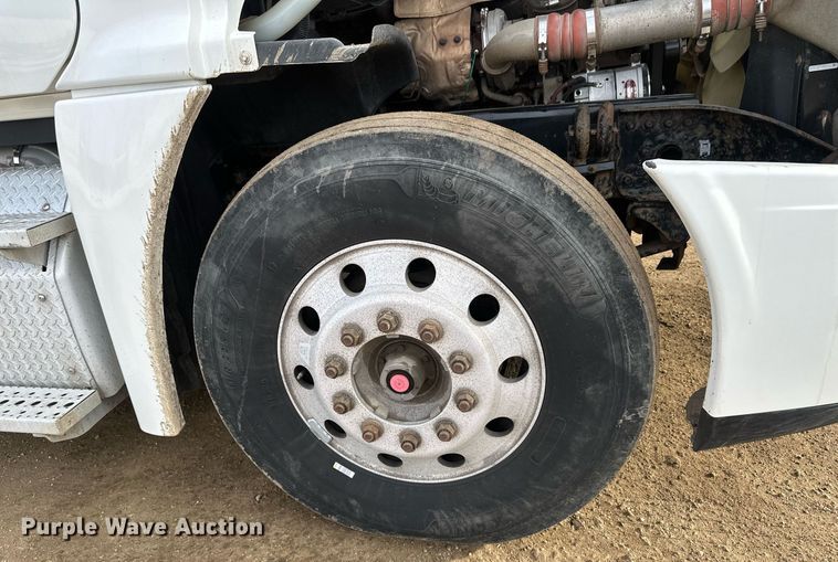 image for item DV0608 2015 Freightliner Cascadia 125 semi truck