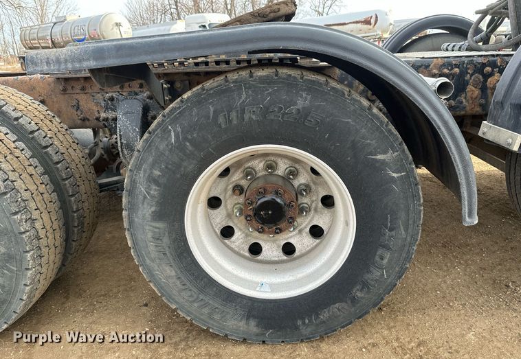 image for item DV0608 2015 Freightliner Cascadia 125 semi truck