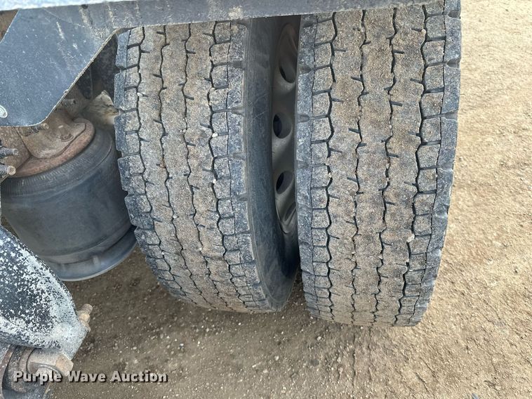 image for item DV0608 2015 Freightliner Cascadia 125 semi truck