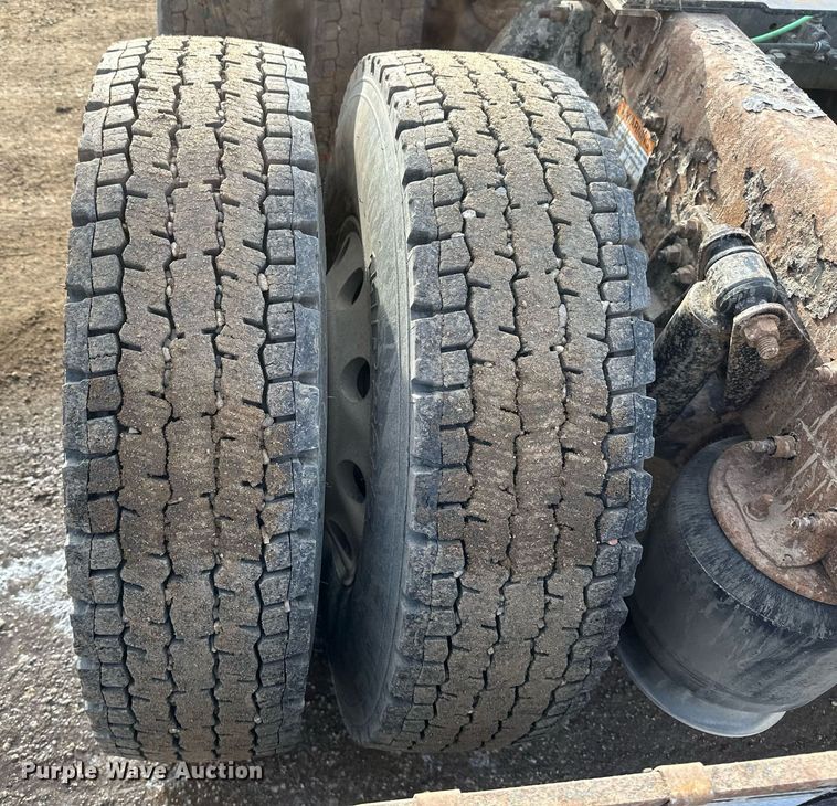 image for item DV0608 2015 Freightliner Cascadia 125 semi truck