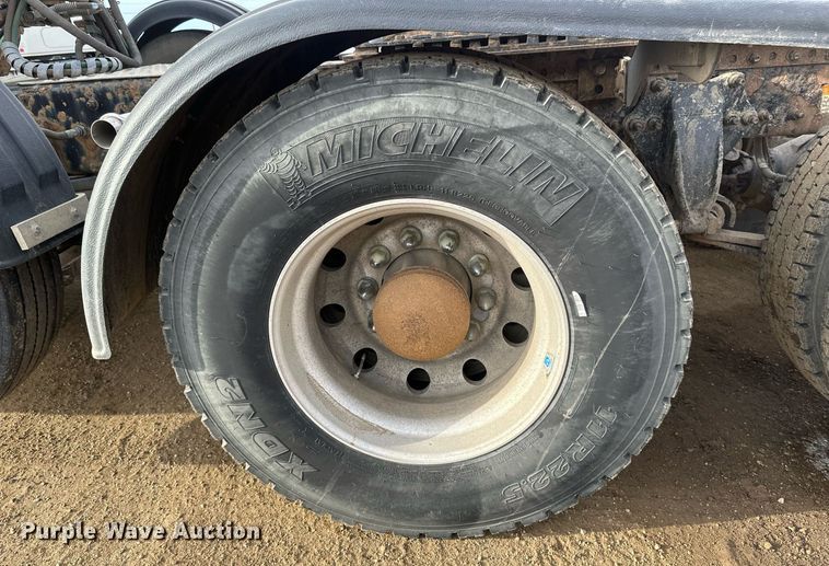 image for item DV0608 2015 Freightliner Cascadia 125 semi truck