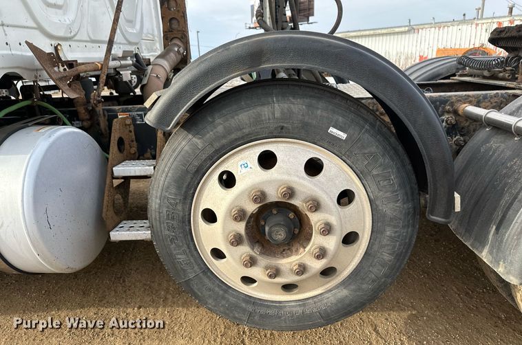 image for item DV0608 2015 Freightliner Cascadia 125 semi truck