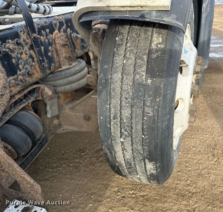 image for item DV0608 2015 Freightliner Cascadia 125 semi truck