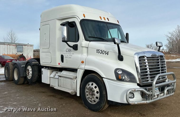 image for item DV0609 2015 Freightliner Cascadia 125 semi truck
