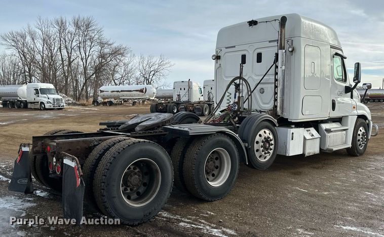image for item DV0609 2015 Freightliner Cascadia 125 semi truck