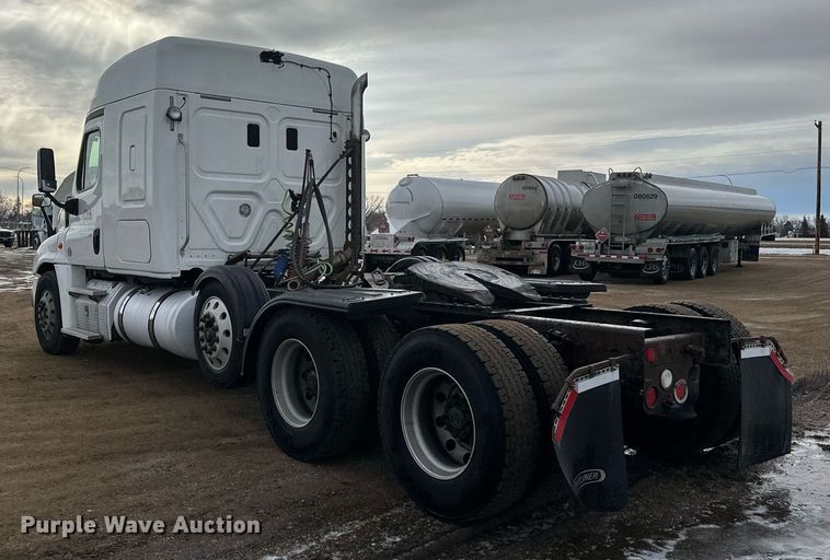 image for item DV0609 2015 Freightliner Cascadia 125 semi truck