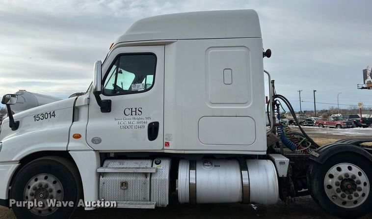 image for item DV0609 2015 Freightliner Cascadia 125 semi truck