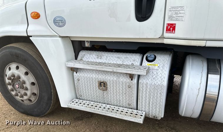 image for item DV0609 2015 Freightliner Cascadia 125 semi truck