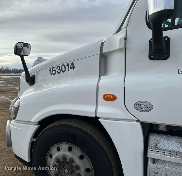 image for item DV0609 2015 Freightliner Cascadia 125 semi truck