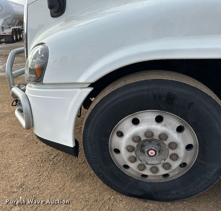 image for item DV0609 2015 Freightliner Cascadia 125 semi truck