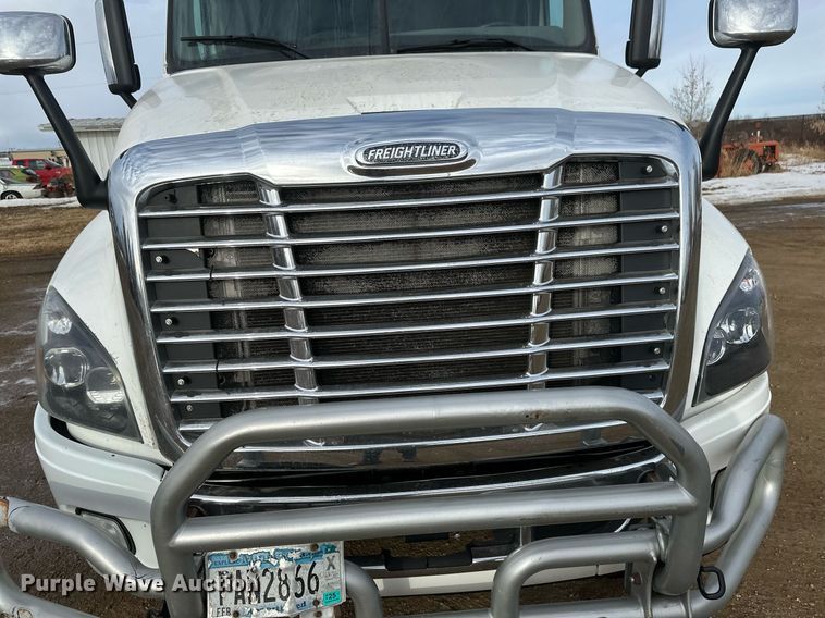 image for item DV0609 2015 Freightliner Cascadia 125 semi truck