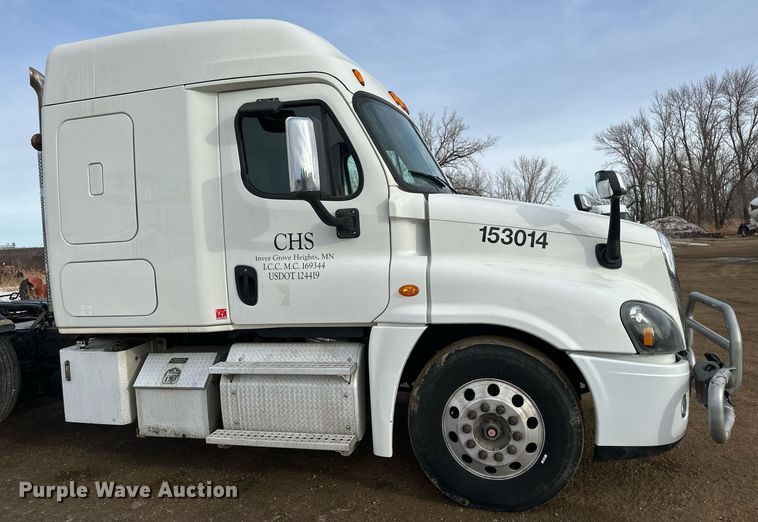 image for item DV0609 2015 Freightliner Cascadia 125 semi truck