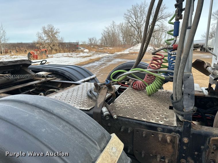 image for item DV0609 2015 Freightliner Cascadia 125 semi truck