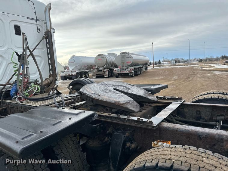 image for item DV0609 2015 Freightliner Cascadia 125 semi truck