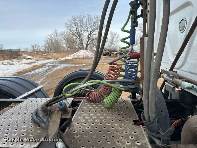 image for item DV0609 2015 Freightliner Cascadia 125 semi truck