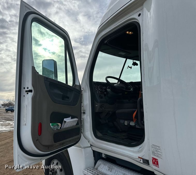 image for item DV0609 2015 Freightliner Cascadia 125 semi truck