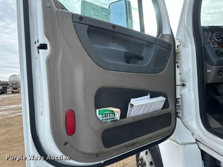 image for item DV0609 2015 Freightliner Cascadia 125 semi truck