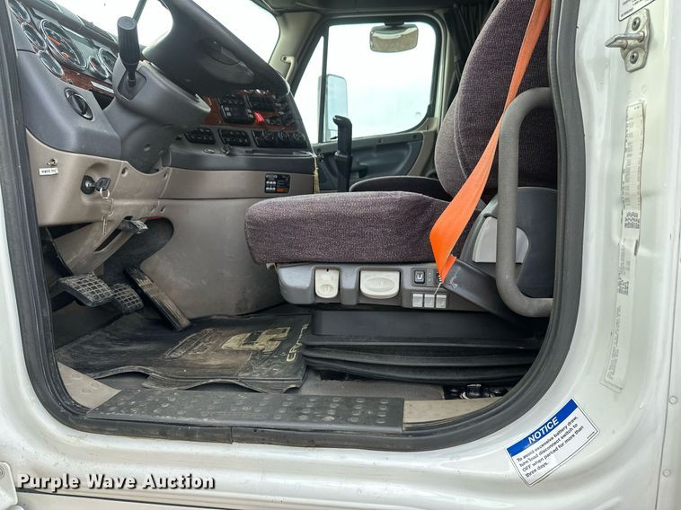 image for item DV0609 2015 Freightliner Cascadia 125 semi truck