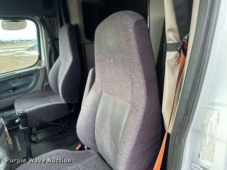 image for item DV0609 2015 Freightliner Cascadia 125 semi truck