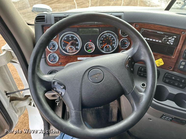 image for item DV0609 2015 Freightliner Cascadia 125 semi truck