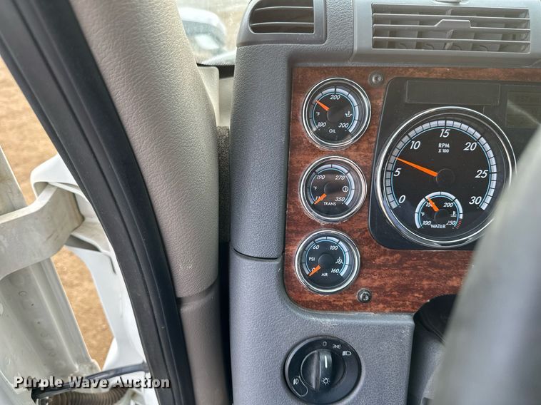 image for item DV0609 2015 Freightliner Cascadia 125 semi truck