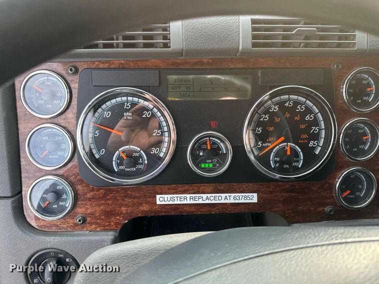 image for item DV0609 2015 Freightliner Cascadia 125 semi truck