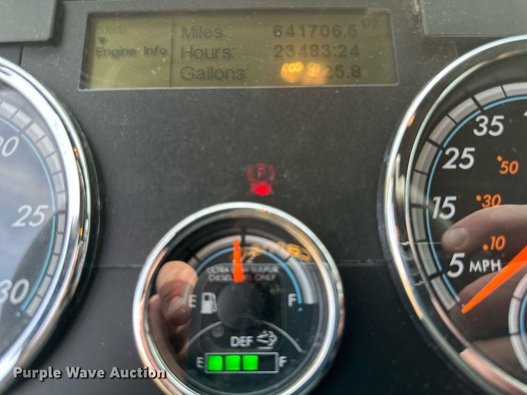 image for item DV0609 2015 Freightliner Cascadia 125 semi truck