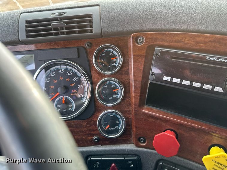 image for item DV0609 2015 Freightliner Cascadia 125 semi truck