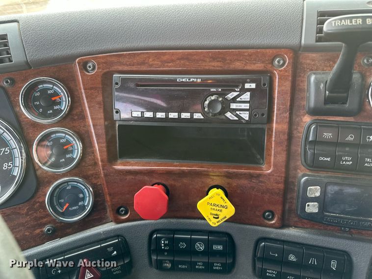 image for item DV0609 2015 Freightliner Cascadia 125 semi truck