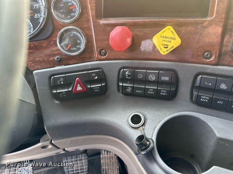 image for item DV0609 2015 Freightliner Cascadia 125 semi truck