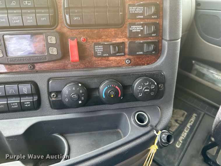 image for item DV0609 2015 Freightliner Cascadia 125 semi truck