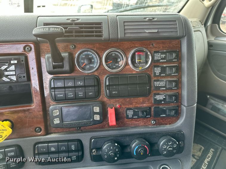 image for item DV0609 2015 Freightliner Cascadia 125 semi truck