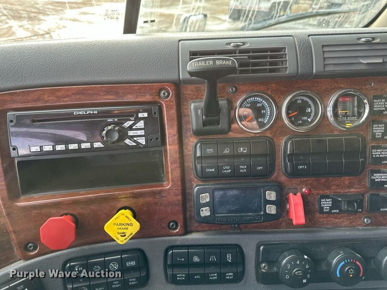 image for item DV0609 2015 Freightliner Cascadia 125 semi truck