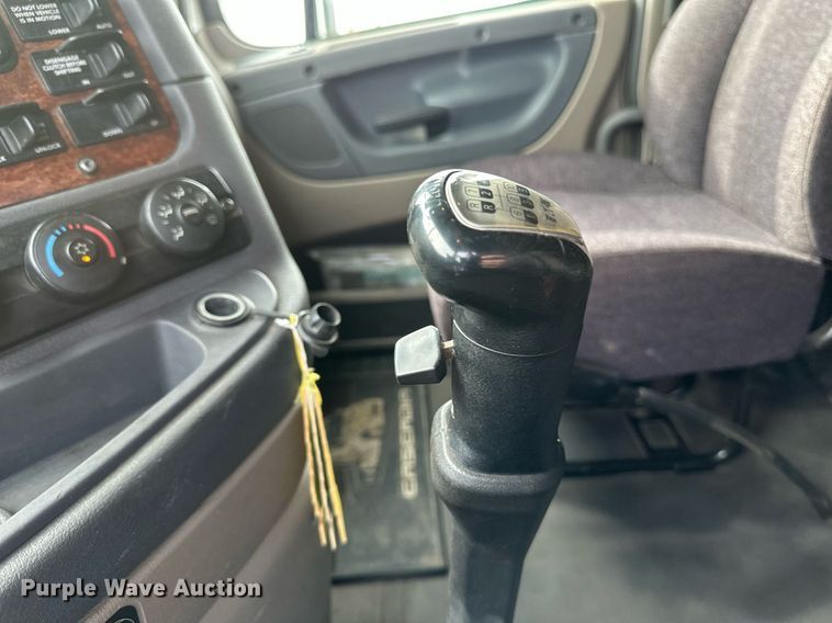 image for item DV0609 2015 Freightliner Cascadia 125 semi truck