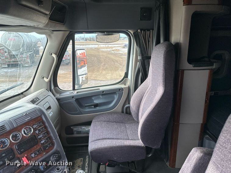 image for item DV0609 2015 Freightliner Cascadia 125 semi truck